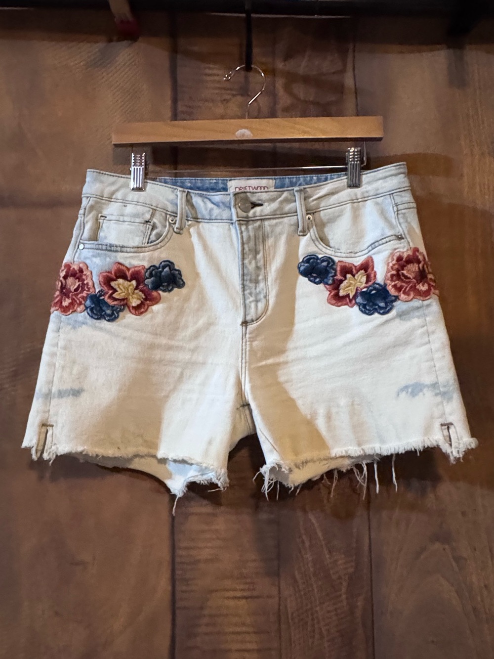 Driftwood Lulu Embroidered Floral Denim Shorts Size 29 Light Wash Raw Hem Boho